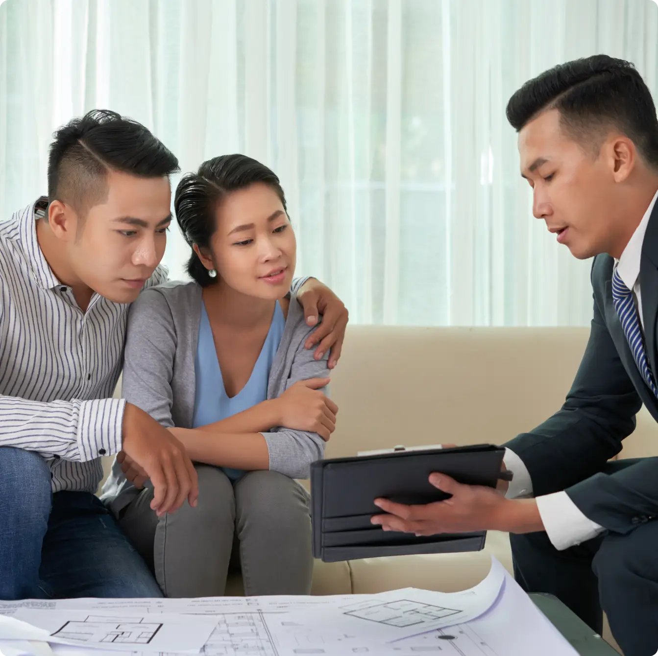 broker-showing-real-estate-object
